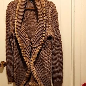 Women's beautiful sweater with faux fur trimming. Never worn .this'll make a won